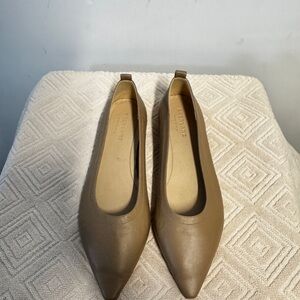 Everlane Women's Beige Pointed Flats
